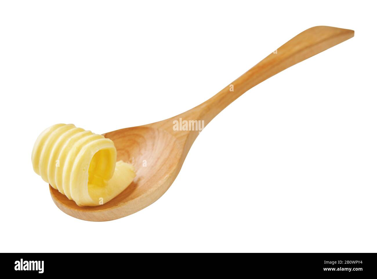 Boucles de beurre ou petits pains de beurre sur cuillère en bois isolée. Banque D'Images