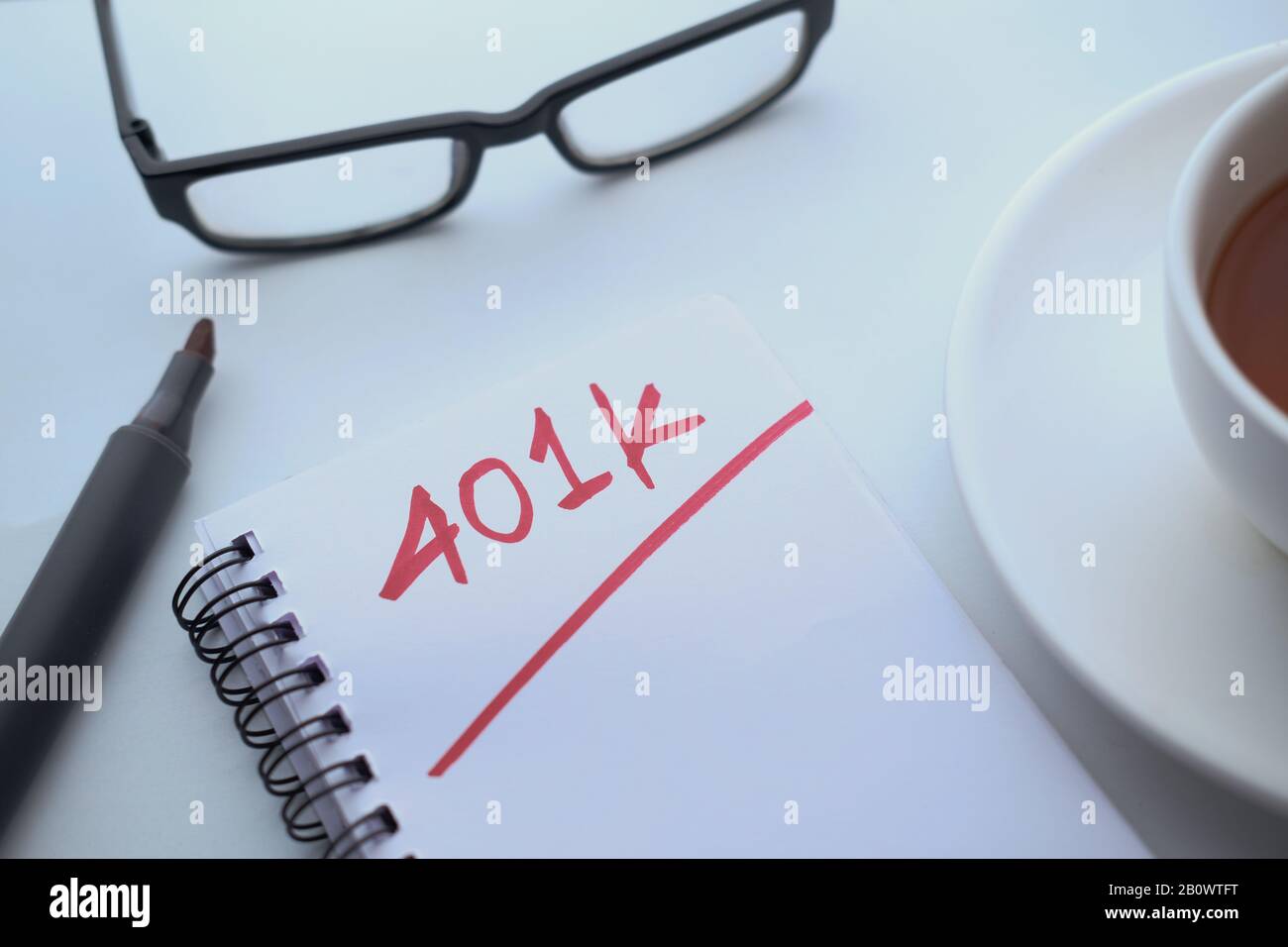 vue de dessus du texte de 401 000 sur le bloc-notes avec thé sur la table Banque D'Images