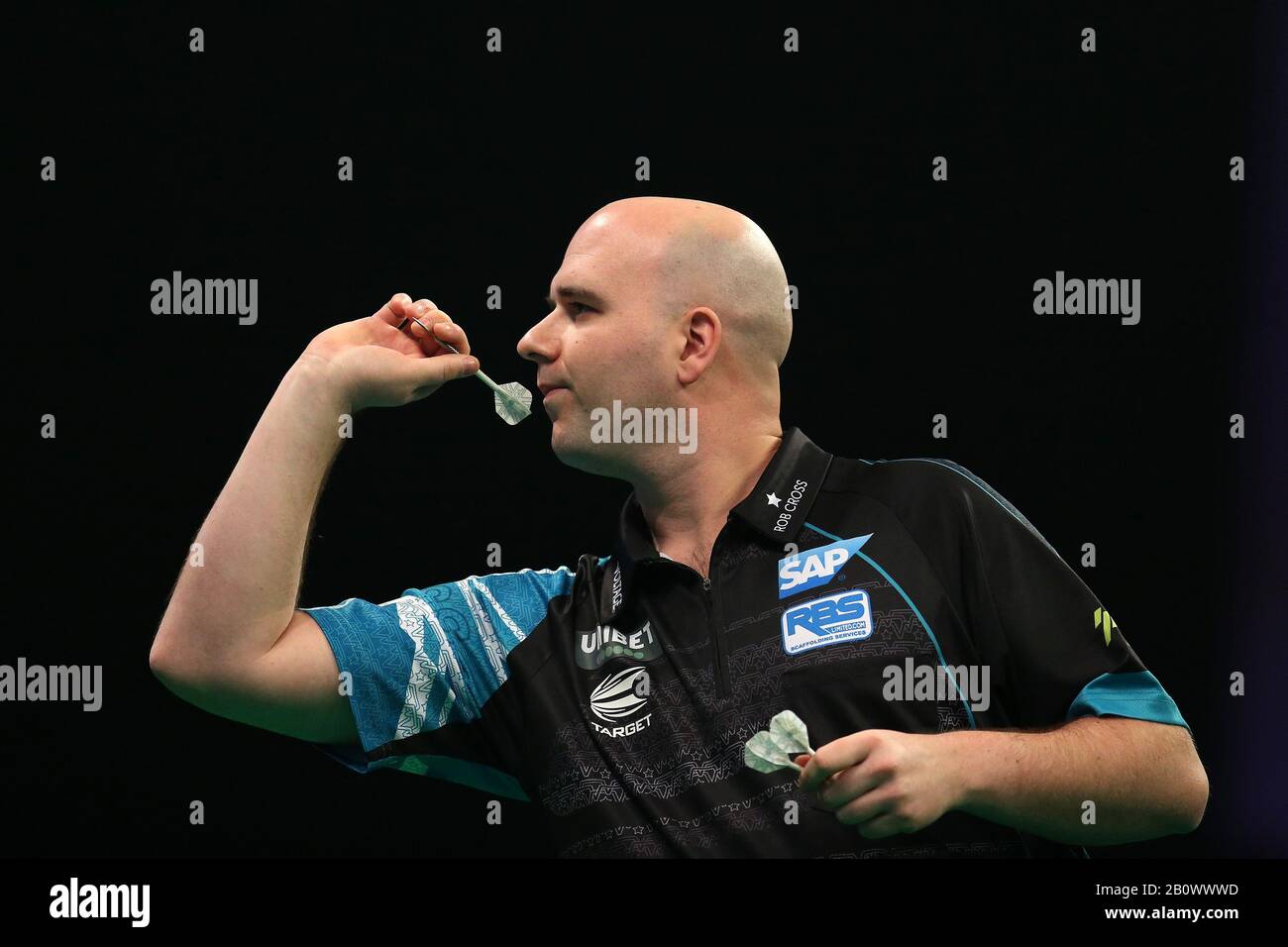 Rob Cross, le joueur anglais de fléchettes pendant son match contre Peter Wright , le joueur écossais de fléchettes . 2020 Unibet Premier League Darts, troisième événement de la nuit à l'arène Motorpoint à Cardiff, Pays de Galles du Sud, jeudi 20 février 2020 pic par Andrew Orchard/Andrew Orchard sports photographie/Alay Live news Banque D'Images