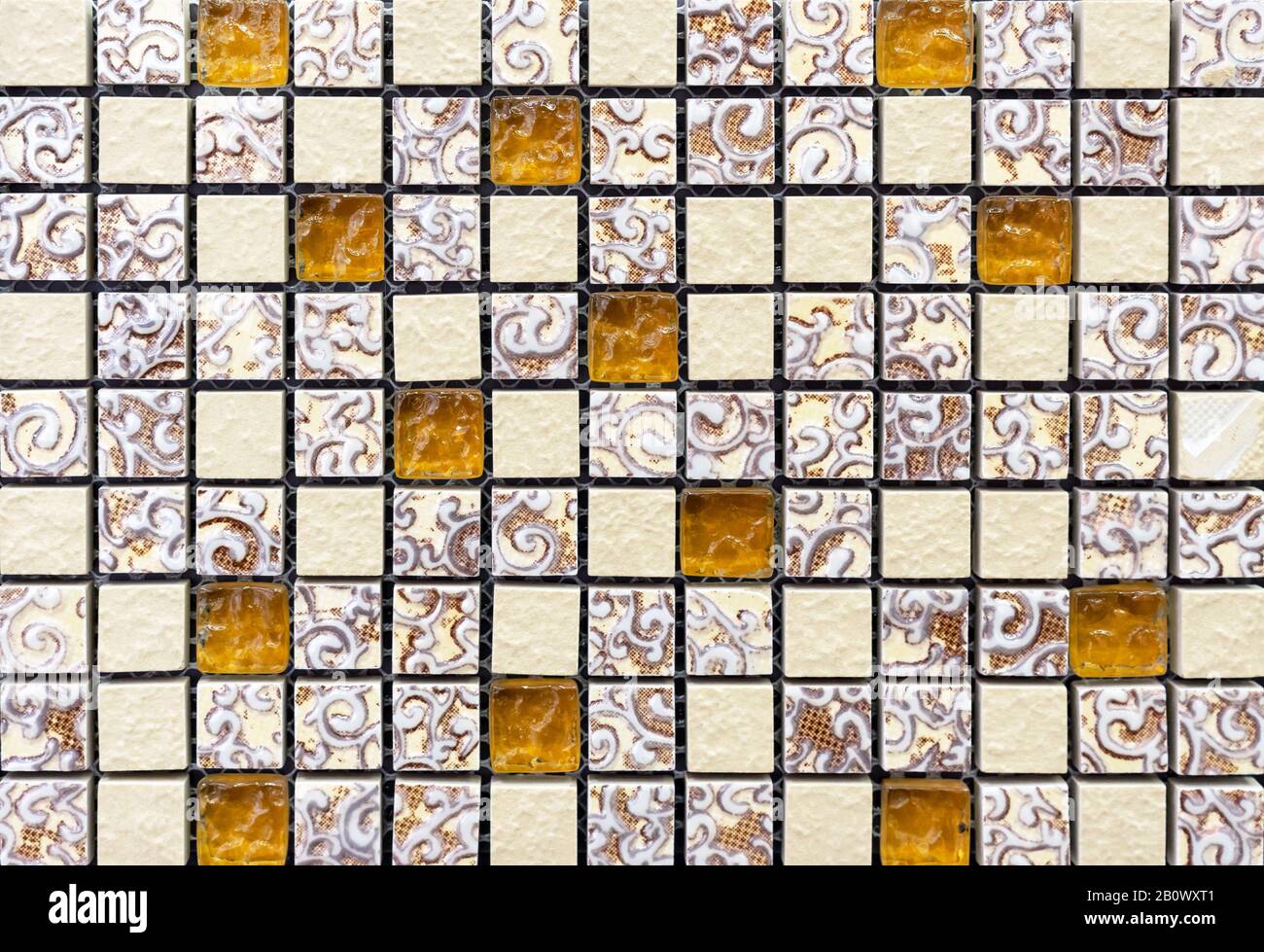 Carreaux de mosaïque en céramique avec carrés jaunes et beiges. Banque D'Images