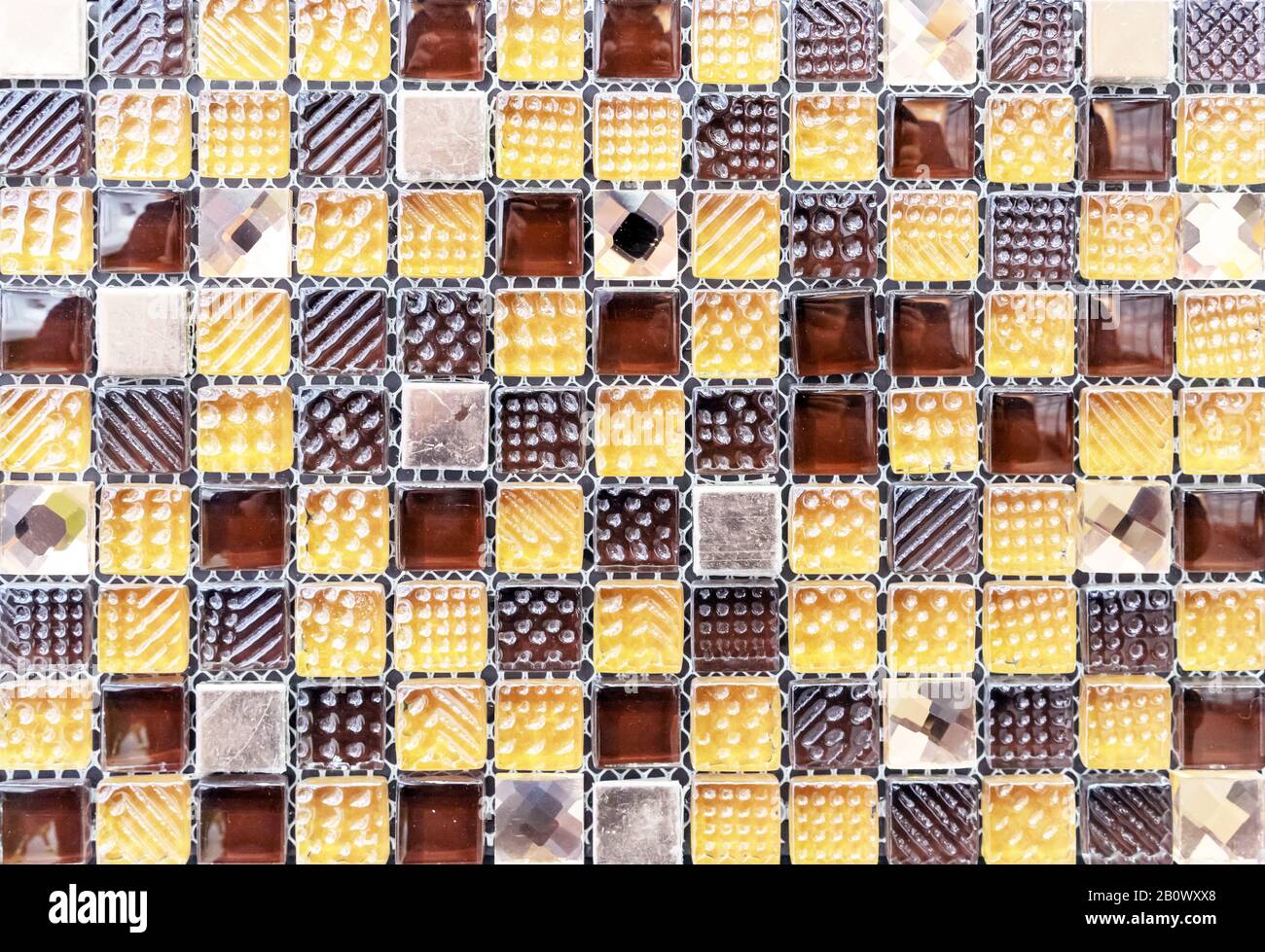 Carreaux de mosaïque en céramique avec carrés jaunes et bruns. Banque D'Images