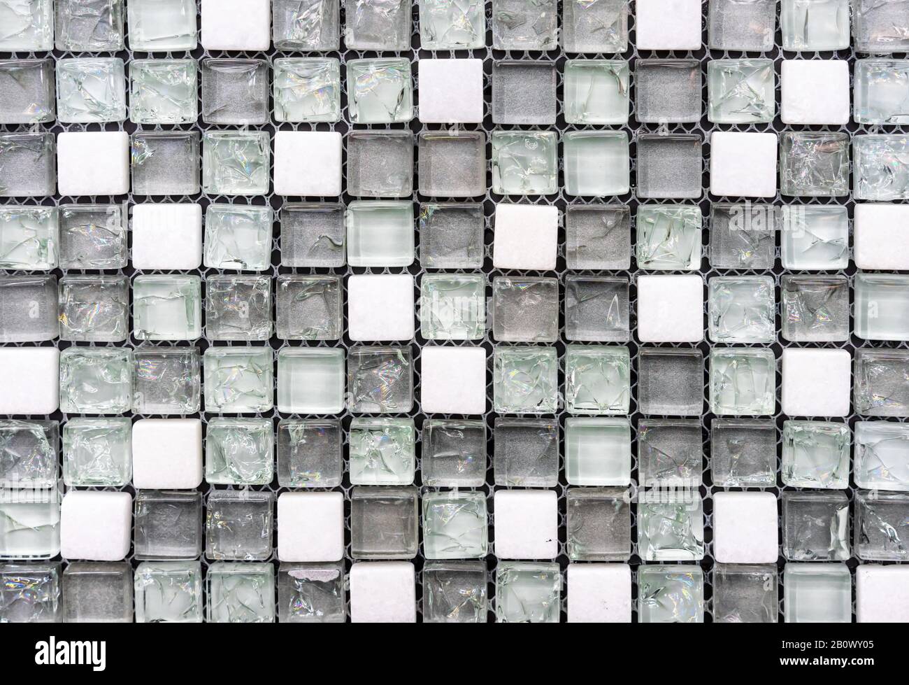 Carreaux de mosaïque en céramique avec carrés gris, blancs et menthe. Banque D'Images
