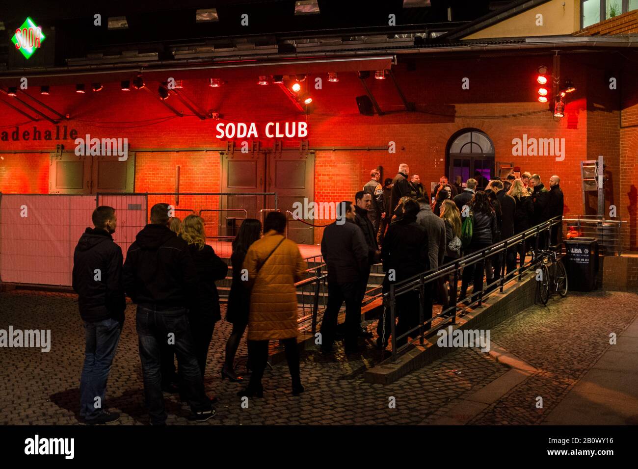 File d'attente nocturne des visiteurs au Soda Club, Kulturbrauerei, Prenzlauer Berg, Berlin, Allemagne, Europe Banque D'Images