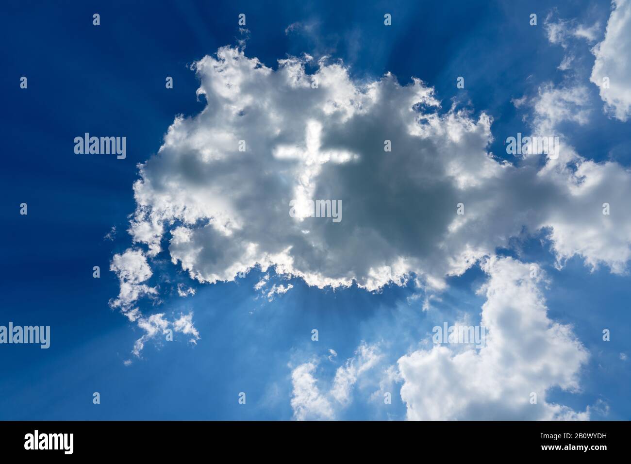 concept du ciel la lumière traverse à travers les nuages sur le ciel ensoleillé Banque D'Images