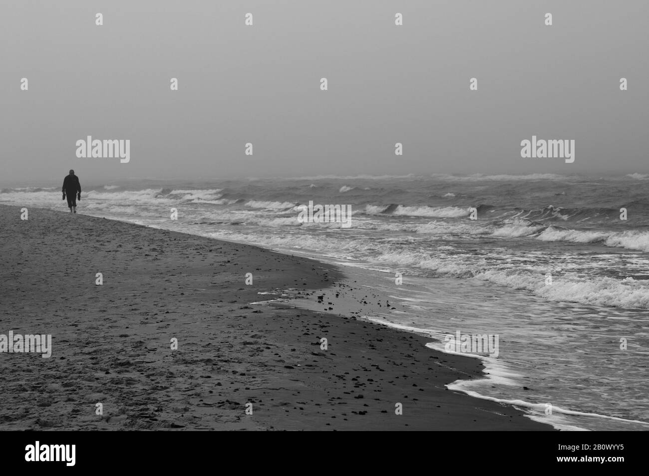 Mer agitée sur la plage à Prerow, Mecklembourg-Poméranie-Occidentale, Allemagne, Banque D'Images