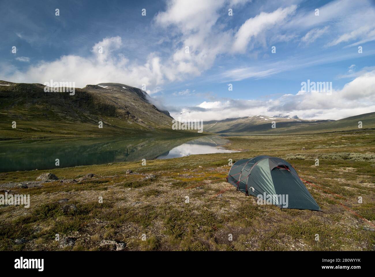 Tente sur un lac de montagne, parc national de Jotunheimen, Norvège, Banque D'Images