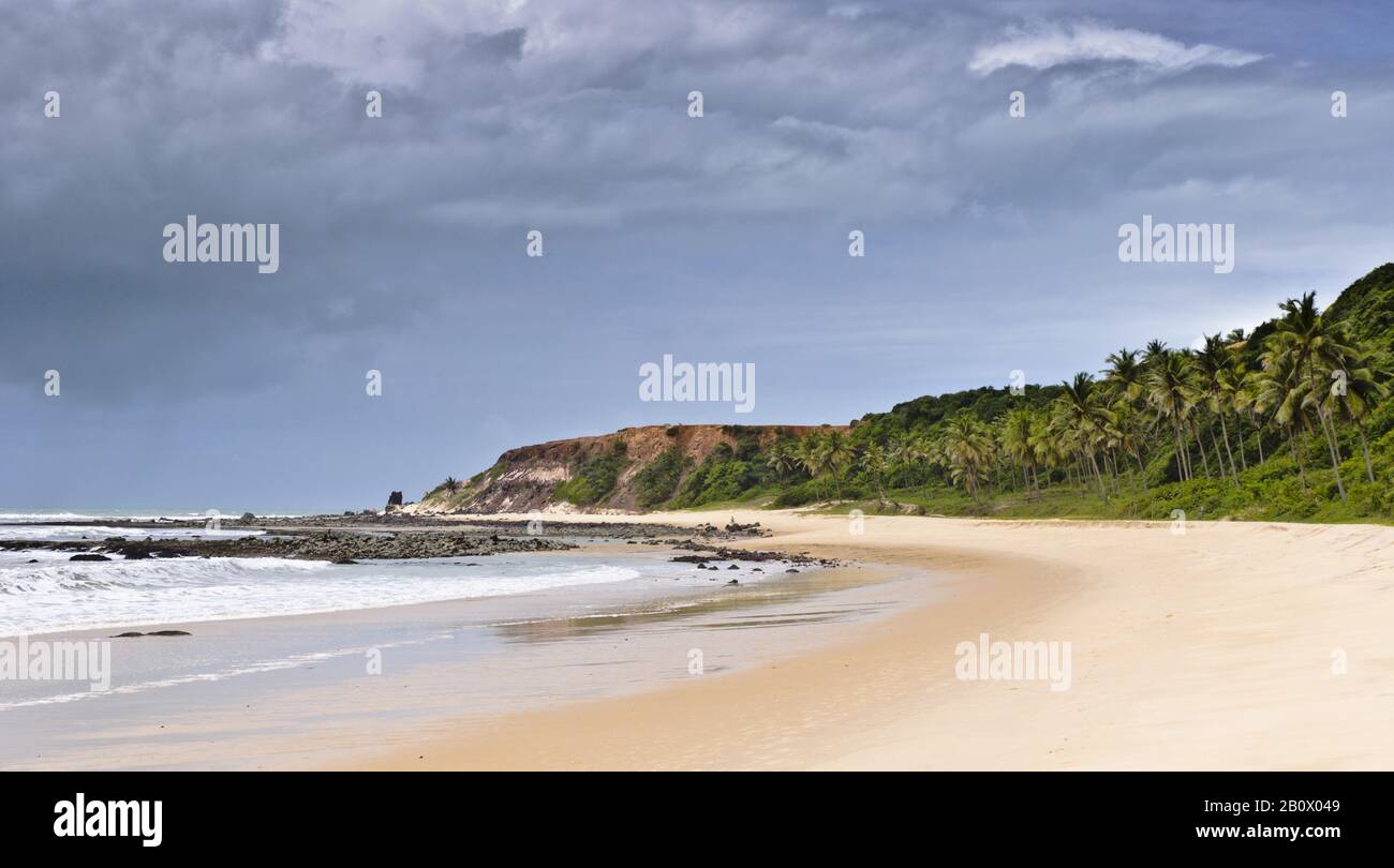 Nuages de tempête devant Praia do Amor, Praia da Pipa, Rio Grande do Norte, Brésil, Amérique du Sud, Banque D'Images