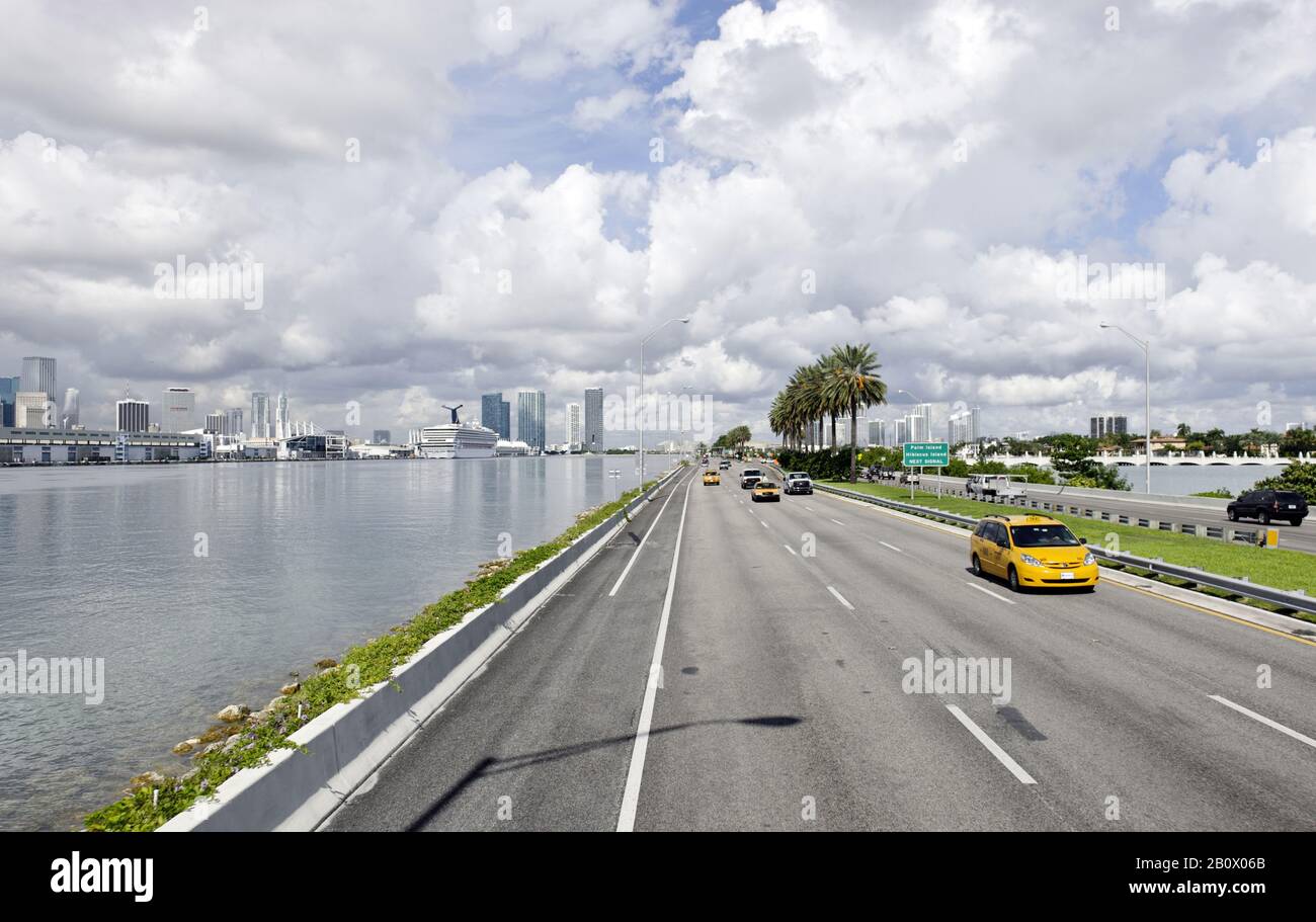 Roulez sur MacArthur Causeway, Skyline Miami Downtown et Bayfront Park, Downtown Miami, Florida, États-Unis, Banque D'Images