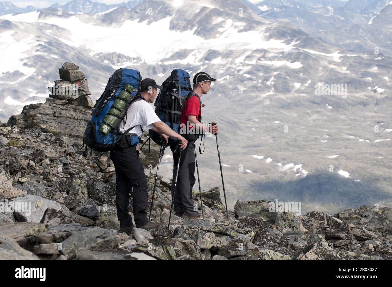 Deux randonneurs bénéficient de la vue, parc national de Jotunheimen, Norvège, Banque D'Images