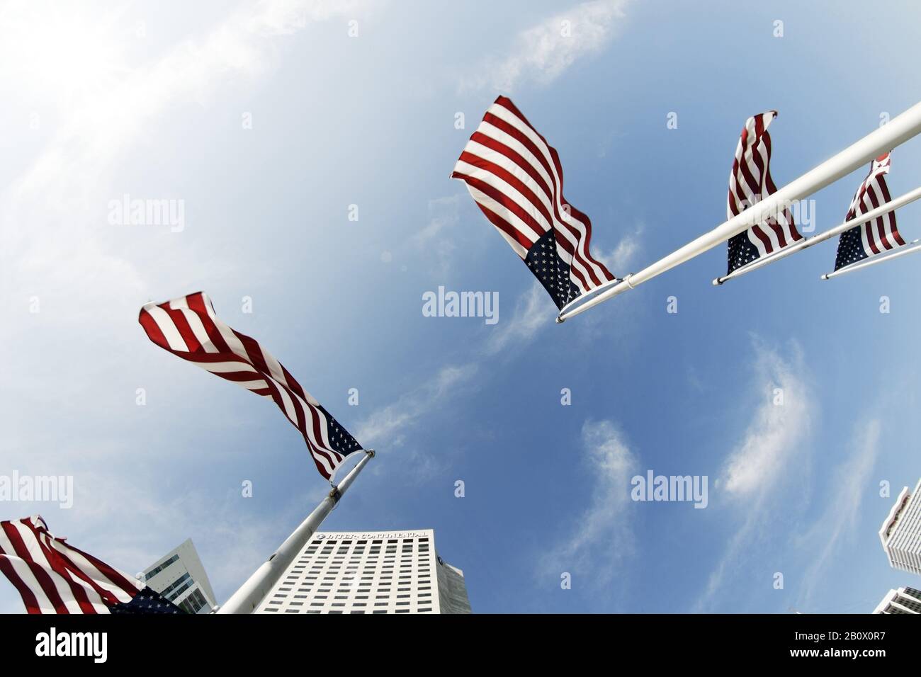 Drapeaux américains devant le ciel, InterContinental Hotel, Chopin Plaza, Bayfront Park, Downtown, Miami, Florida, États-Unis, Banque D'Images