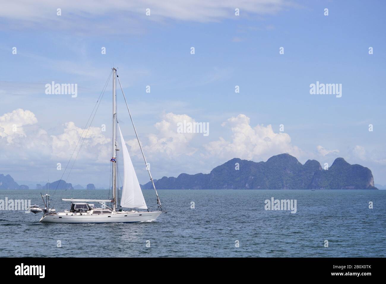 Bateau à voile en face des îles dans la baie de Pang Nga, dans le sud de la Thaïlande, en Asie du Sud-est, Banque D'Images