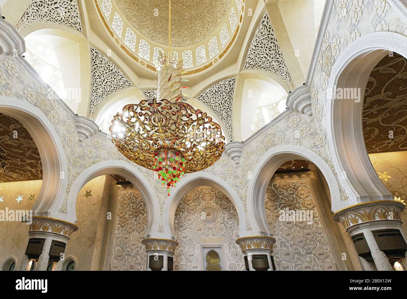 Chandelier Dans La Salle De Prière De La Mosquée Sheikh Zayed Bin Sultan Al Nahyan, Émirat D'Abu Dhabi, Emirats Arabes Unis, Moyen-Orient, Asie, Banque D'Images