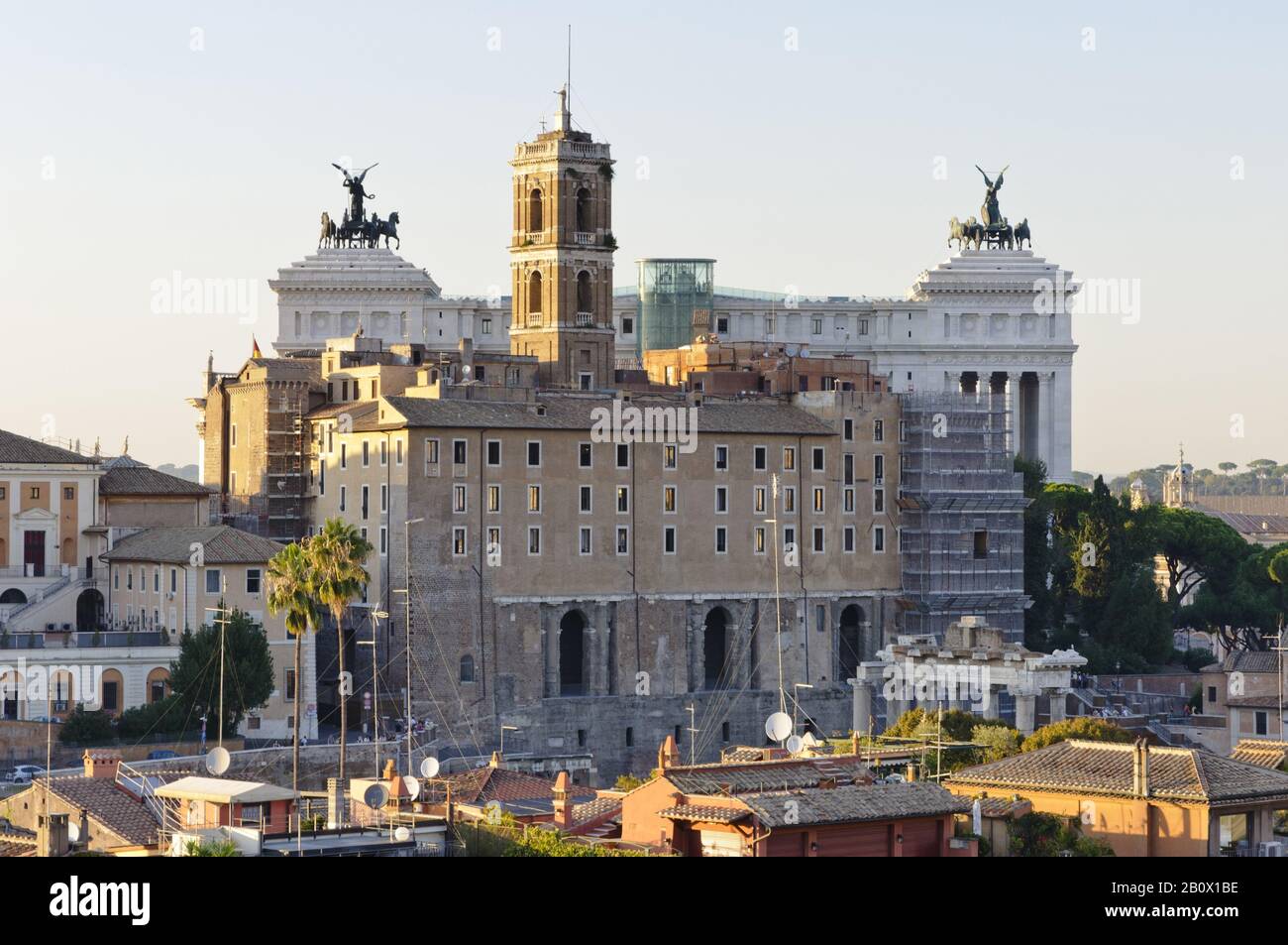 Vue sur Le Palais Des Sénateurs avec le monument Victor Emmanuel II en arrière-plan, Rome, Italie, Europe du Sud, Europe, Banque D'Images