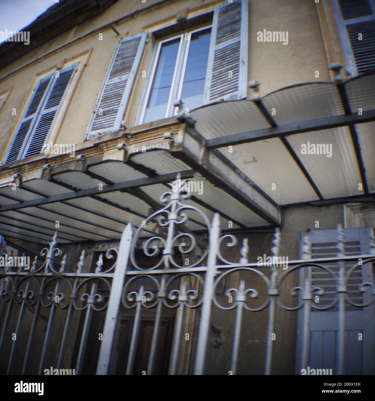 Façade d'une ancienne maison bourgeoise, désormais intégrée dans la zone commerciale laid, route 6, photo numérique Holga, Chassieu, France Banque D'Images