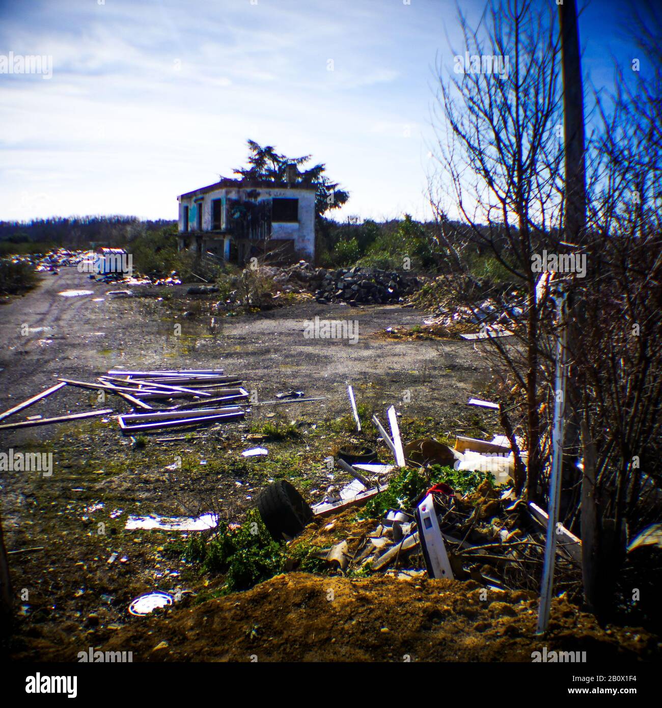 Paysage apocalyptique, stock de matériaux millonneux abandonné, photo numérique Holga, Chassieu, France Banque D'Images