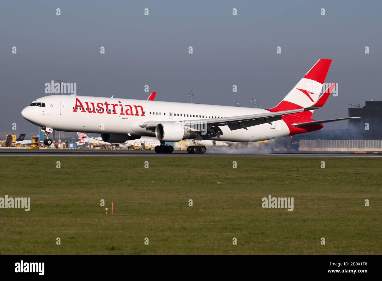 Vienne / Autriche - 18 avril 2019: Austrian Airlines Boeing 767-300 OE-LAW avion de passagers arrivée et atterrissage à l'aéroport international de Vienne Banque D'Images
