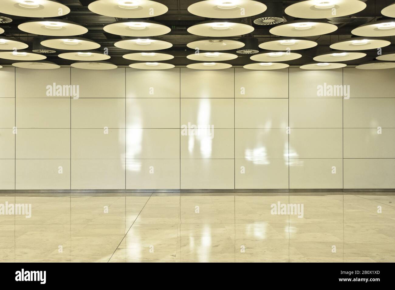 Lampes réfléchissantes à l'intérieur de l'aéroport de Barajas, terminal 4, Madrid, Espagne, Banque D'Images