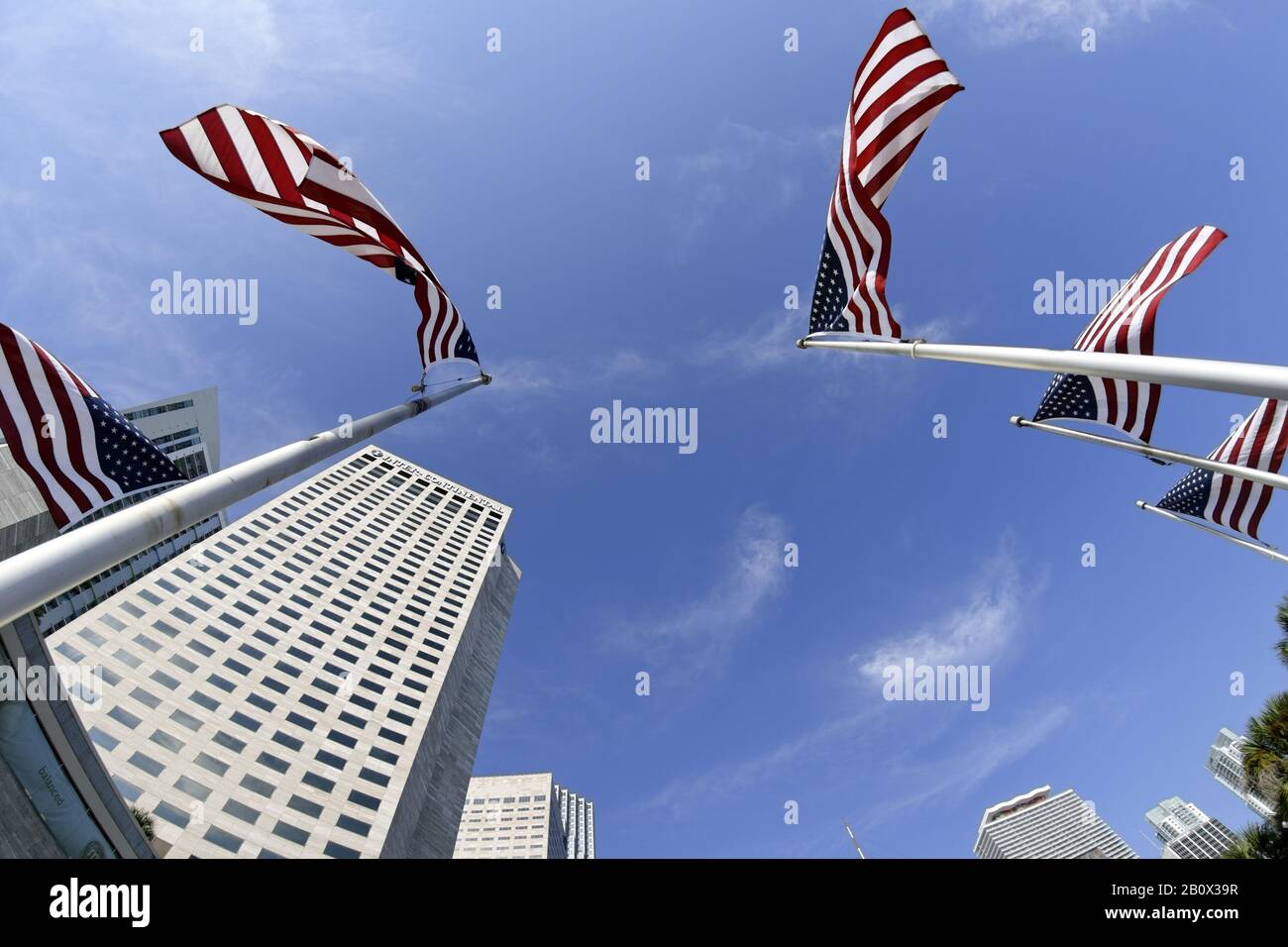 Drapeaux américains devant le ciel, InterContinental Hotel, Chopin Plaza, Bayfront Park, Downtown, Miami, Florida, États-Unis, Banque D'Images