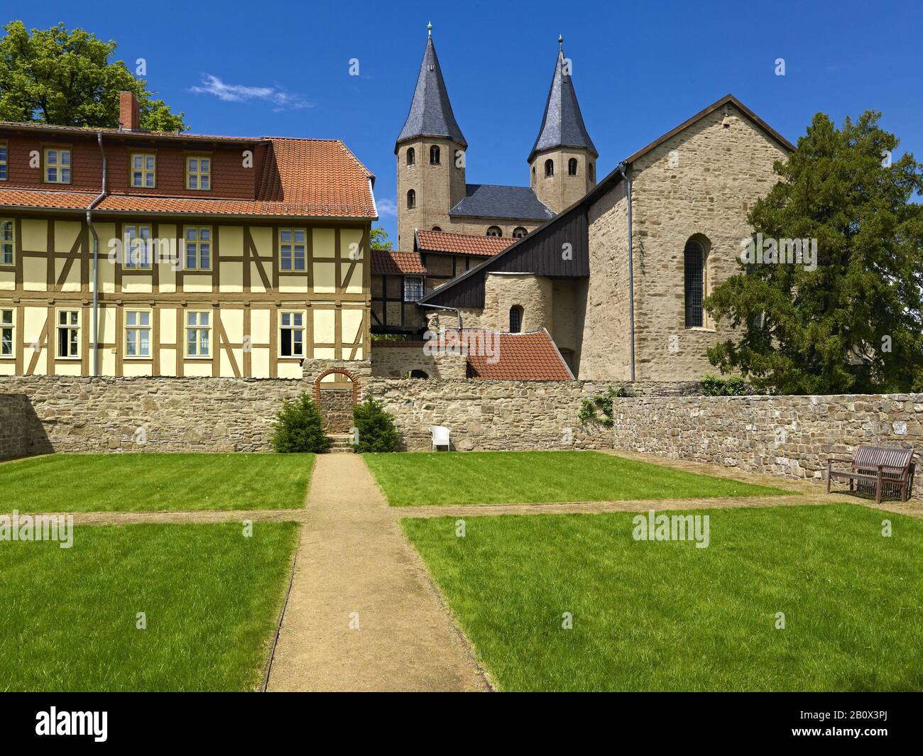 Jardin Du Silence Et Abbaye Église Saint-Bartholomäus, Drübeck, Partie D'Ilsenburg, Harz, Saxe-Anhalt, Allemagne, Banque D'Images