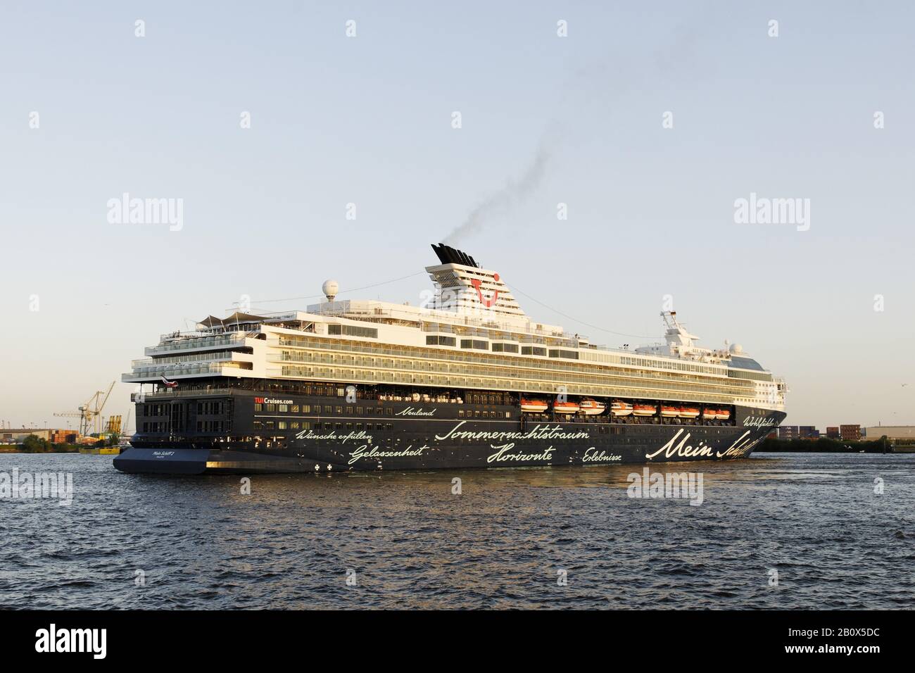 Bateau de croisière « Mein Schiff 2 » dans le port de Hambourg, Banque D'Images
