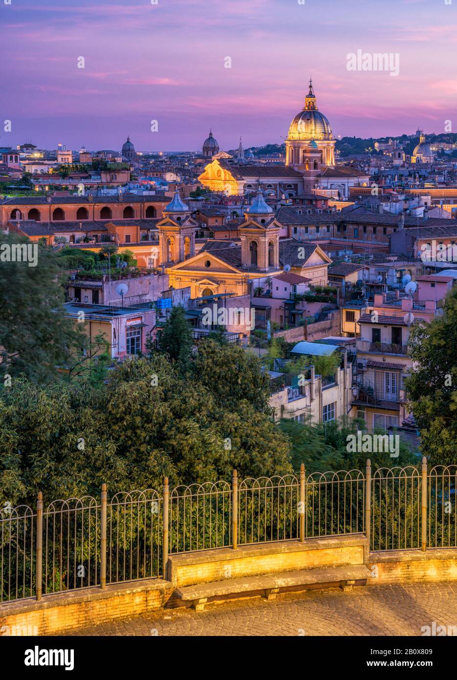 Panorama incroyable le soir depuis la terrasse Pincio à Rome, Italie. Banque D'Images