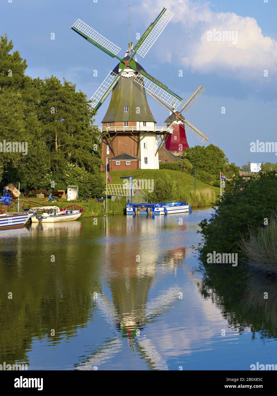 Deux moulins à vent au Siel à Greetsiel, Frise orientale, Basse-Saxe, Allemagne Banque D'Images
