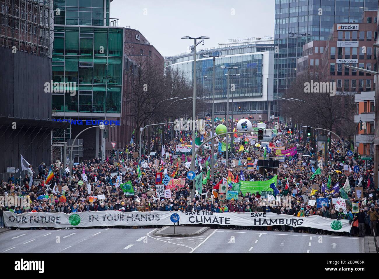 Les vendredis Pour une Future manifestation à Hambourg, en Allemagne, le 21 février 2020, Luisa Neubauer et Greta Thunberg sont tout simplement reconnaissables en centre-ville Banque D'Images