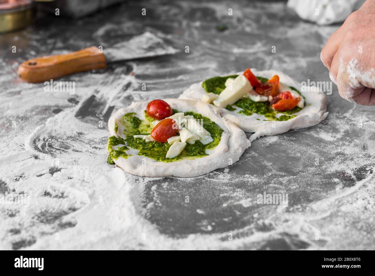 Chef pizzeria préparant des pizzas napolitaines italiennes traditionnelles. Banque D'Images