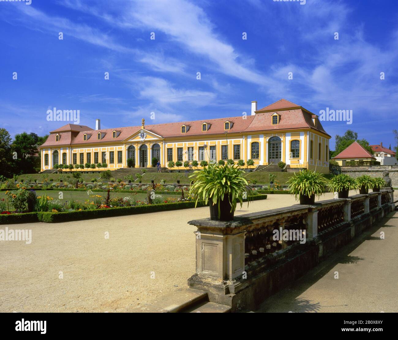 Jardin baroque avec orangerie supérieure et parterres fleuries à Grossedlitz, Saxe, Allemagne, Banque D'Images