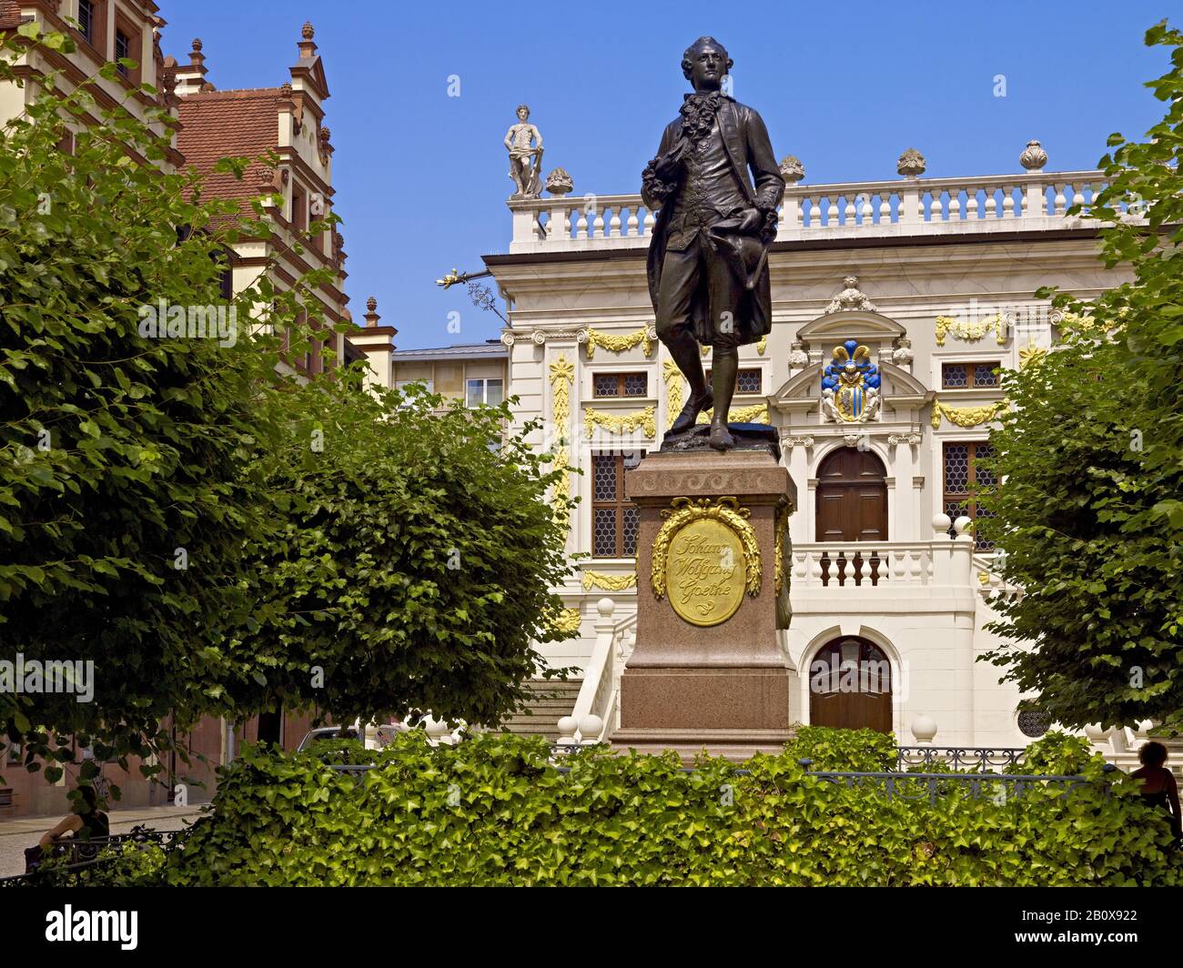 Monument Goethe devant l'ancienne bourse de commerce de Leipzig, Saxe, Allemagne, Banque D'Images