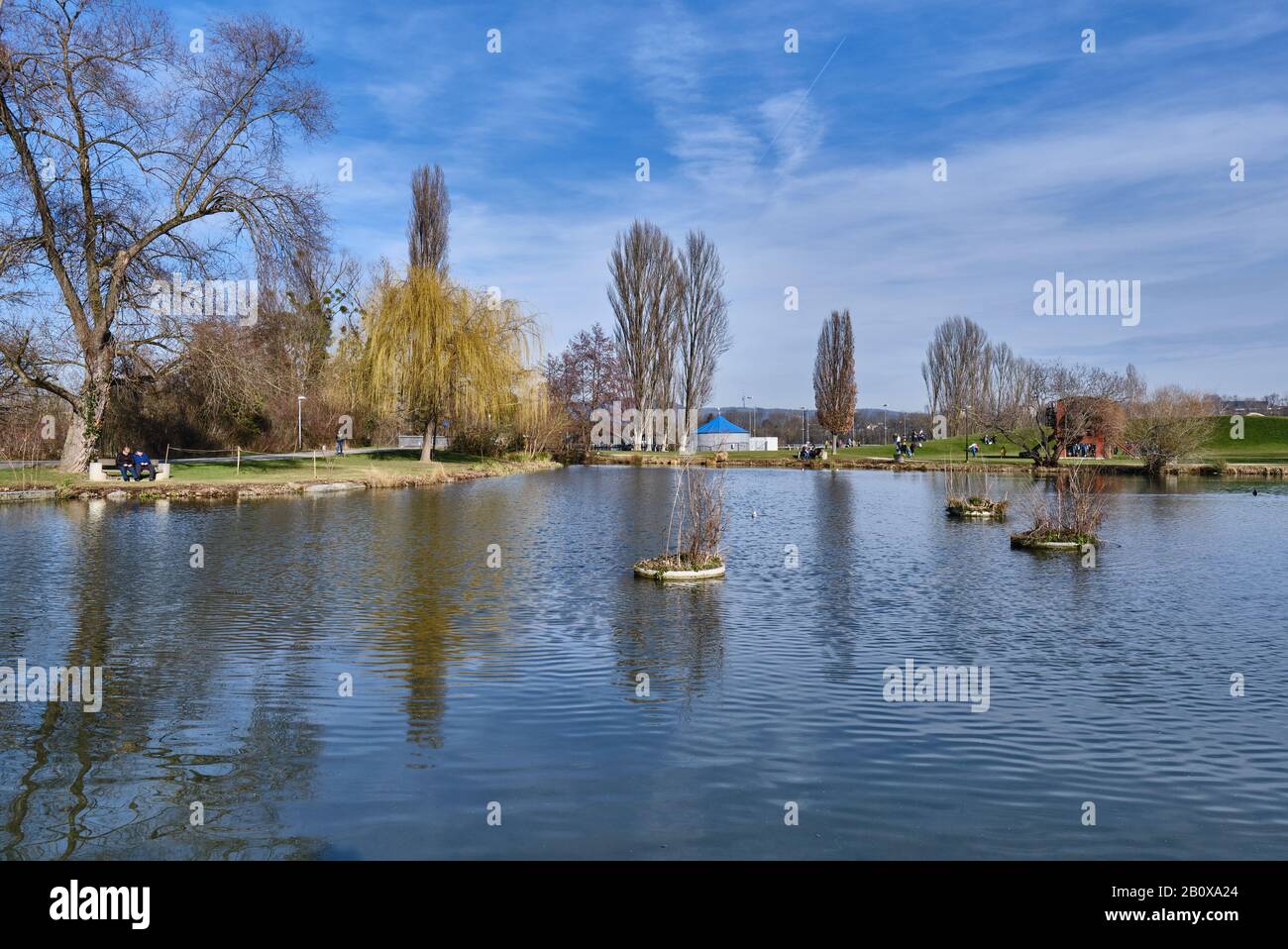 Vue panoramique du lac et des arbres contre le ciel Banque D'Images