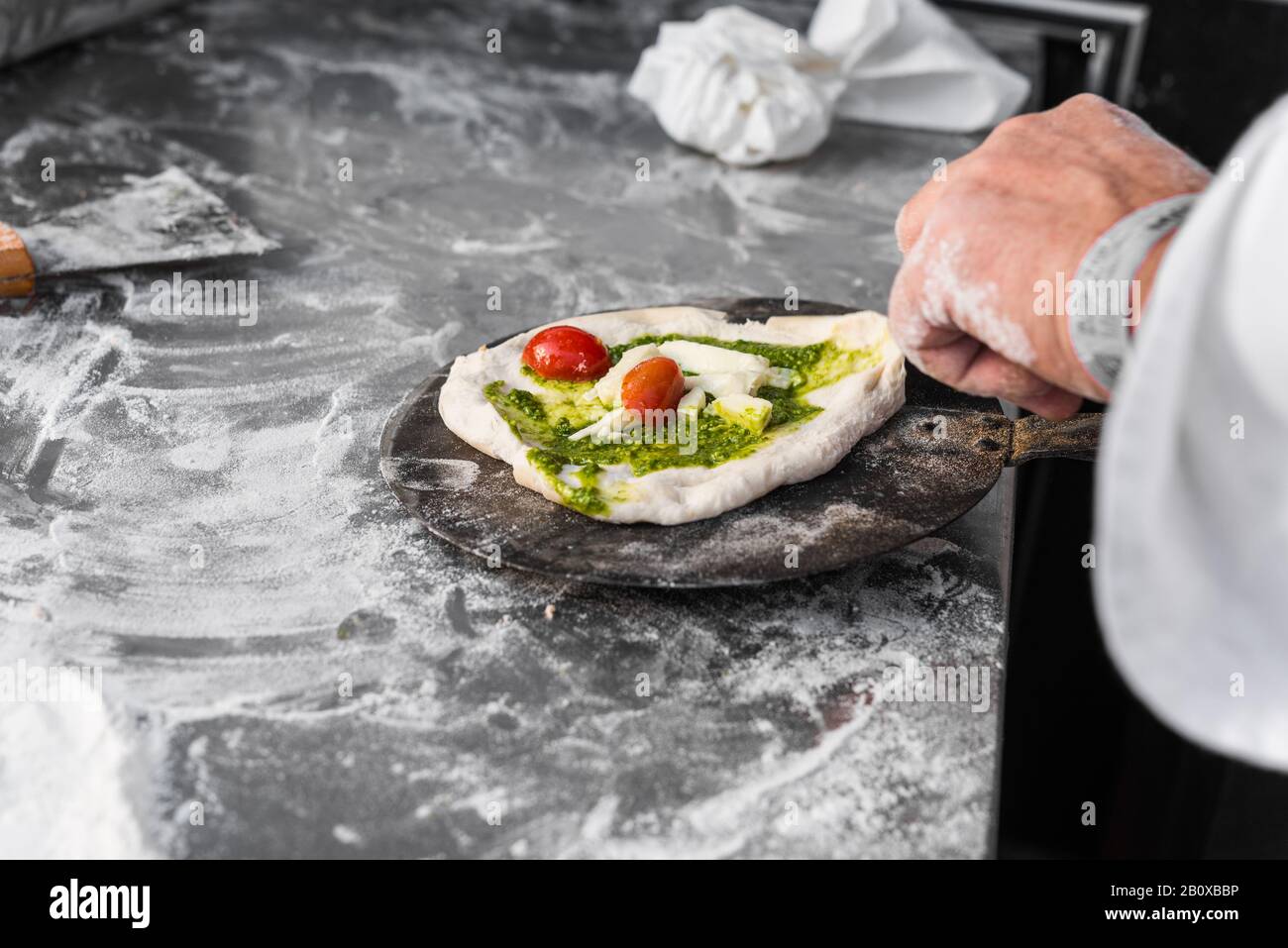 Chef pizzeria préparant des pizzas napolitaines italiennes traditionnelles. Banque D'Images