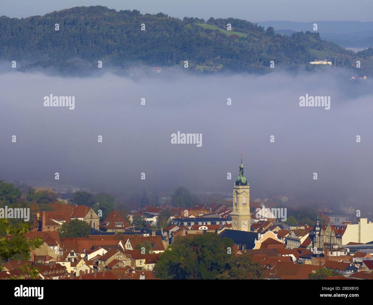 Vue sur Eisenach avec Georgenkirche dans le brouillard, Thuringe, Allemagne, Banque D'Images