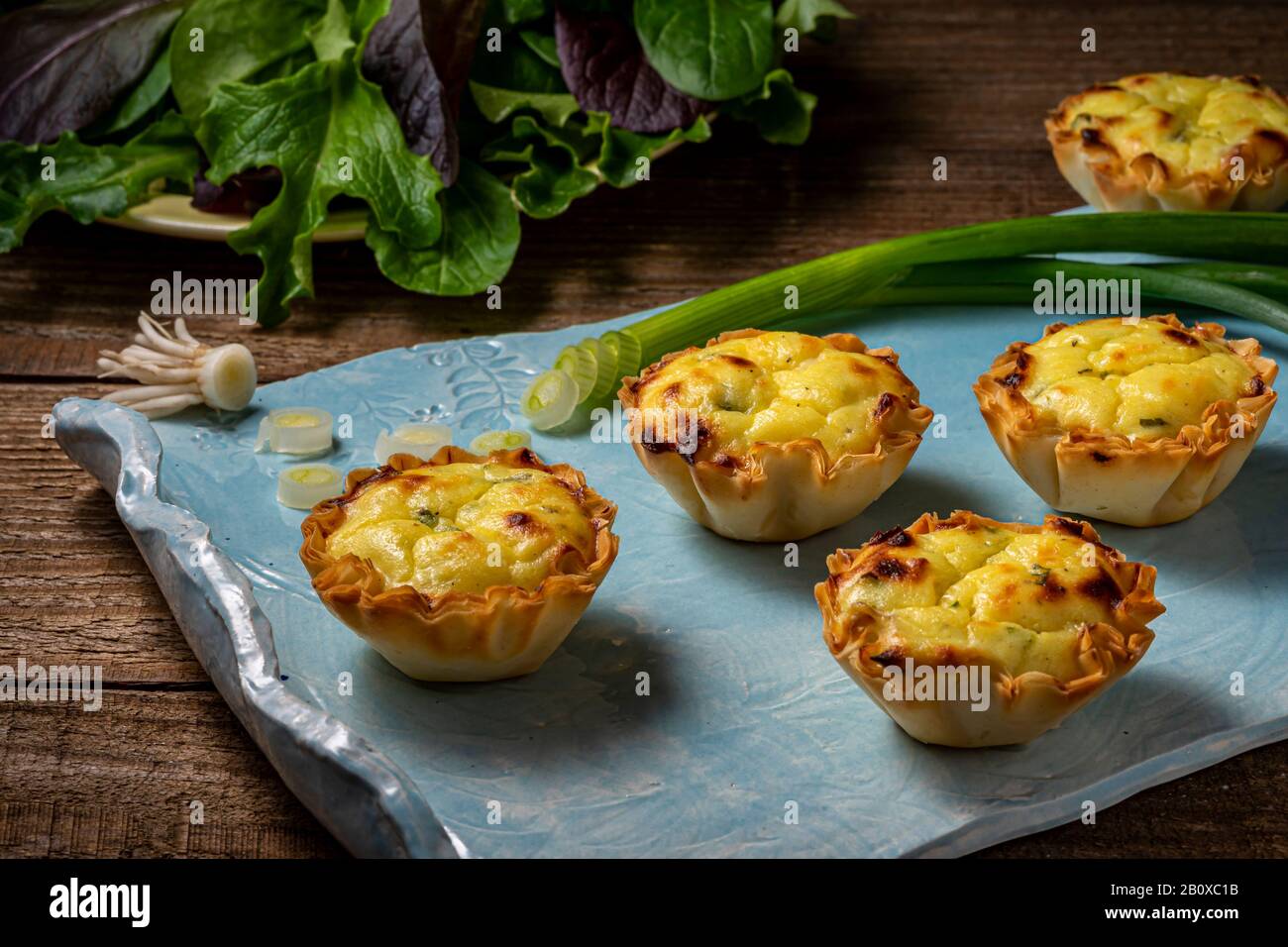 Tasse de pâte à pâte filo remplie de fromage feta. Banque D'Images