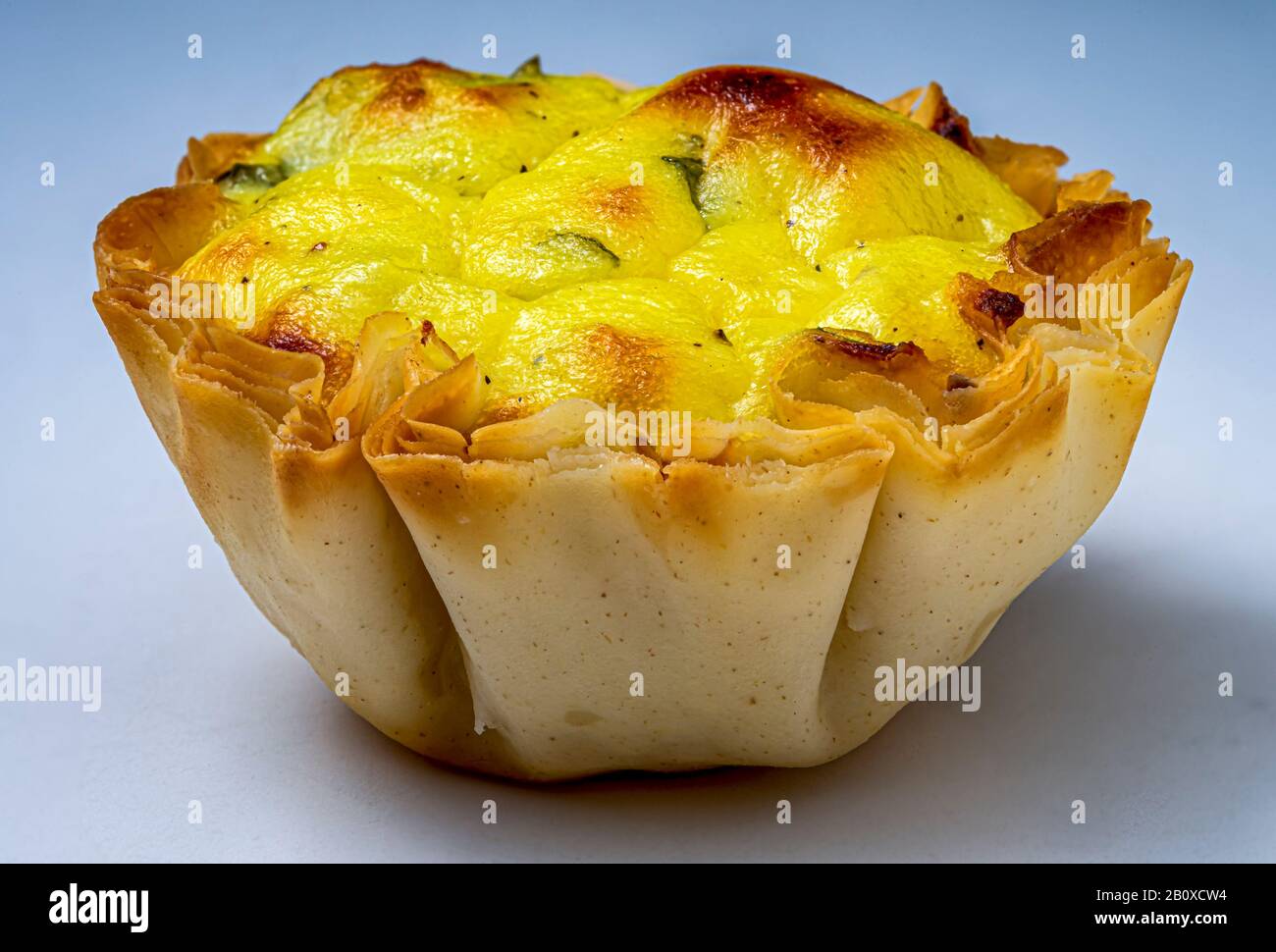 Mélange de feta dans une tasse de pâte filo. Gros plan. Banque D'Images