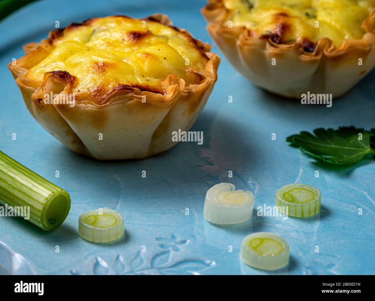 Tasse de pâte à pâte filo remplie de fromage feta. Banque D'Images