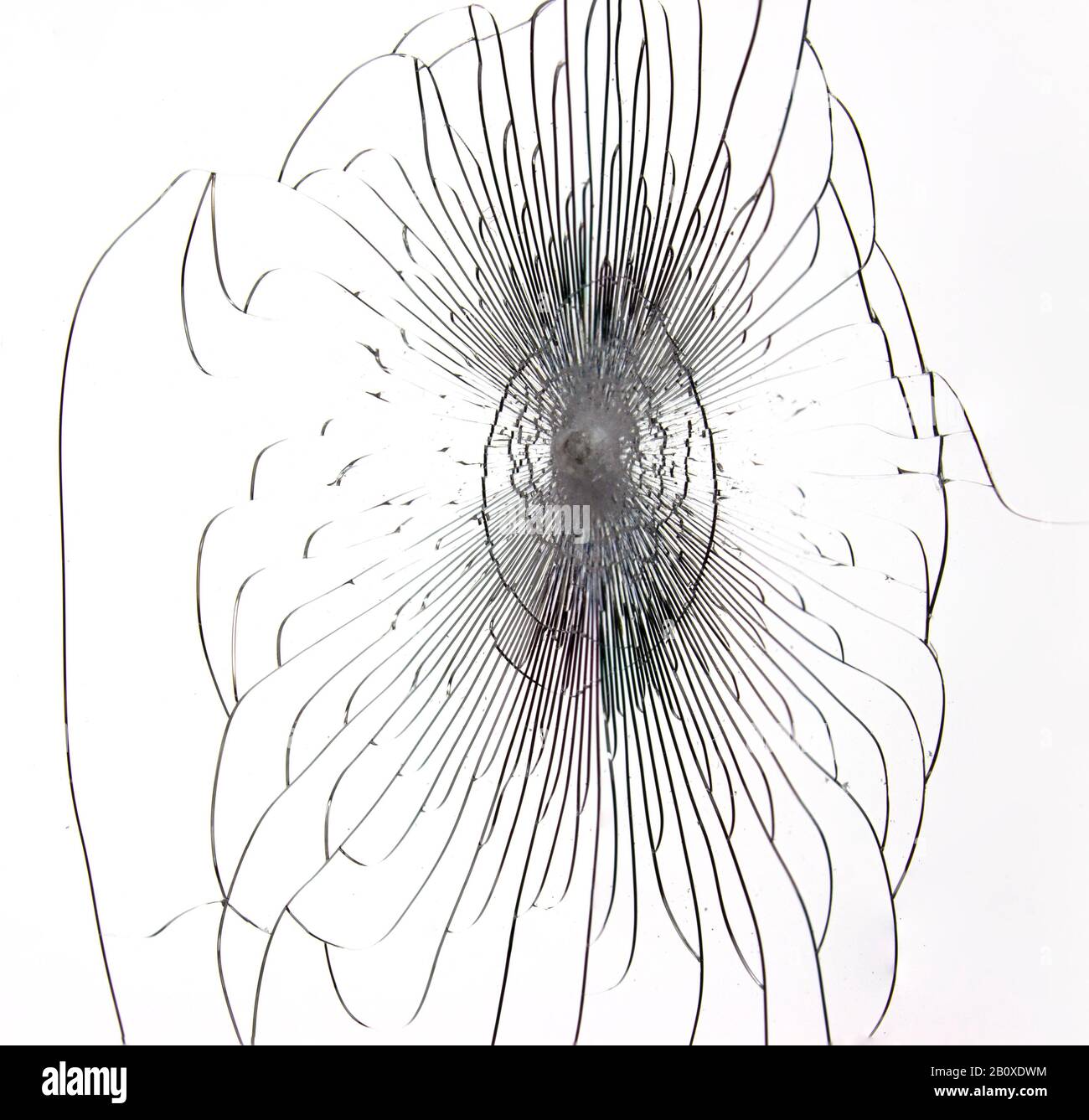 Fissures sur le verre cassé, lignes sous forme de toile, la texture d'une fenêtre détruite. Banque D'Images