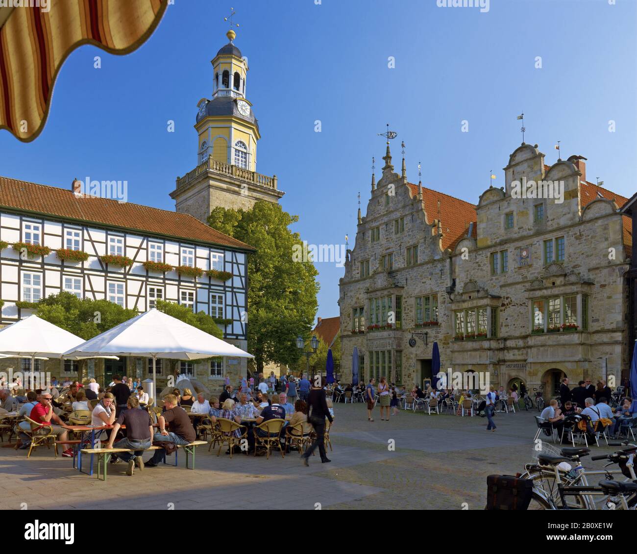 Place du marché avec l'église Saint-Nikolai et l'hôtel de ville à Rinteln, Weserbergland, Basse-Saxe, Allemagne, Banque D'Images