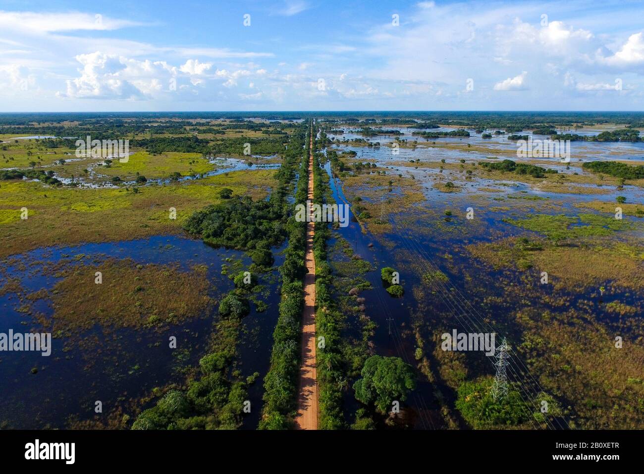 Photo aérienne du paysage de Pantanal avec une route droite au centre et de l'eau des deux côtés Banque D'Images