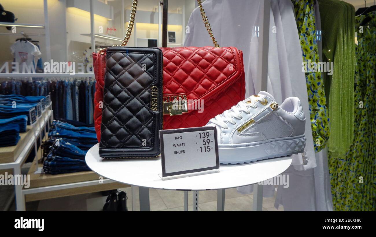 Sacs et chaussures de luxe en cuir de marque dans les célèbres boutiques et  fenêtres à Milan, en Italie Photo Stock - Alamy