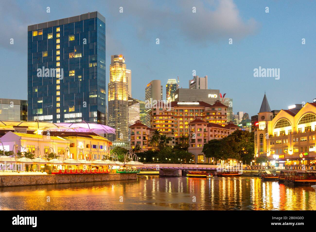 Clarke Quay et CBD à travers la rivière Singapour au crépuscule, Civic District, Central Area, île de Singapour (Pulau Ujong), Singapour Banque D'Images