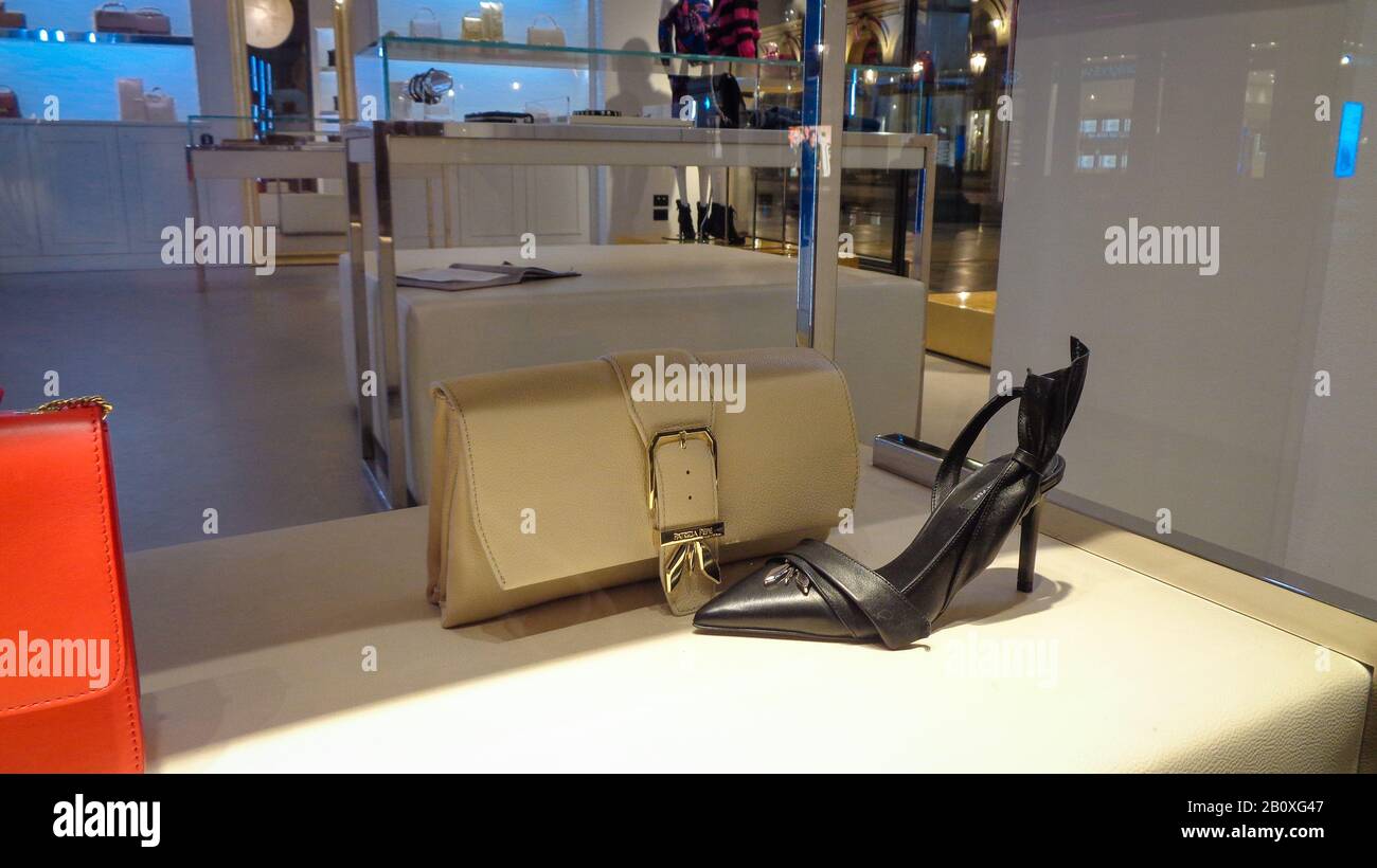 Sacs et chaussures de luxe en cuir de marque dans les célèbres boutiques et fenêtres à Milan, en Italie Banque D'Images