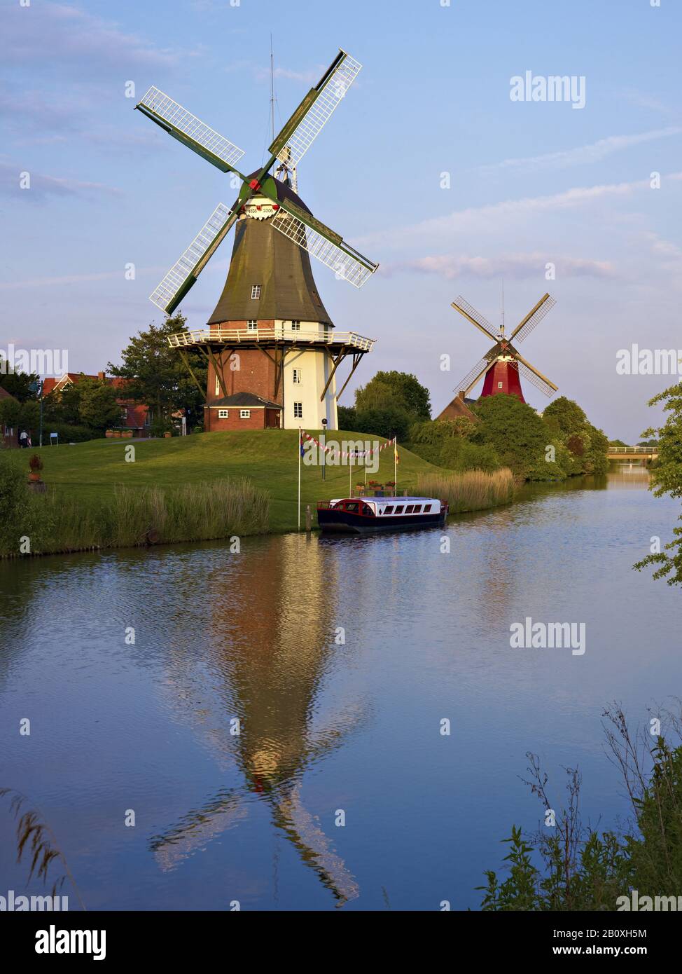 Deux moulins à vent au Siel à Greetsiel, Frise orientale, Basse-Saxe, Allemagne Banque D'Images