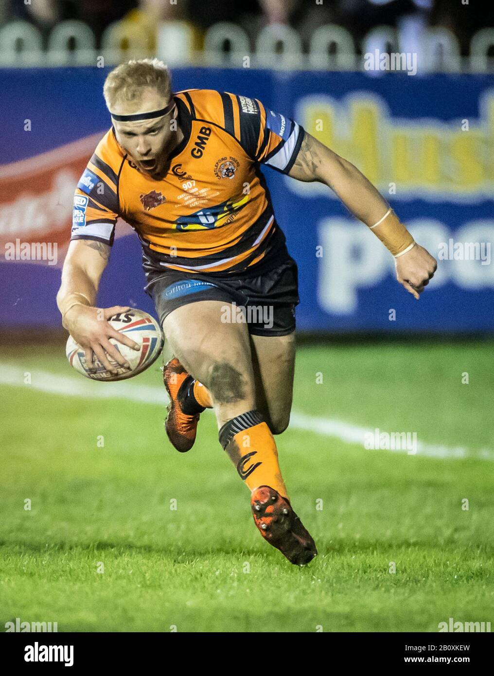 Oliver Holmes de Castleford Tigers a fait un essai pendant le match de la Super League de Betfred à la Mend-A-Hose Jungle, Castleford. Banque D'Images