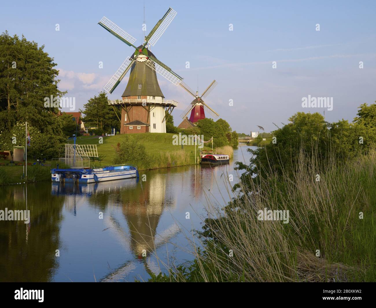 Deux moulins à vent au Siel à Greetsiel, Frise orientale, Basse-Saxe, Allemagne Banque D'Images