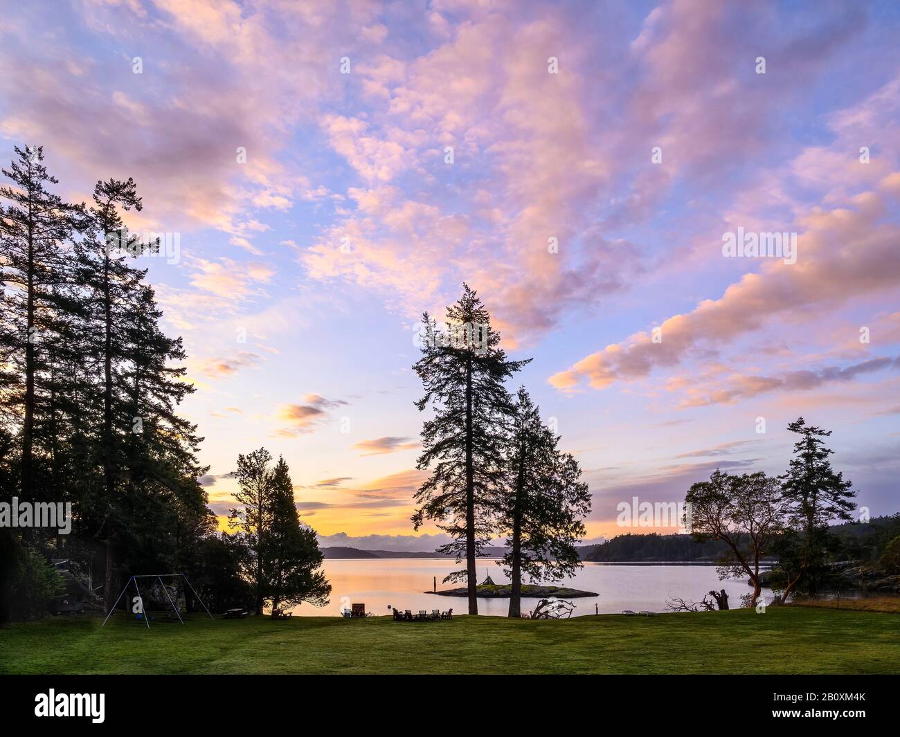 Vue Sur Massacre Bay Et West Sound À Pebble Cove Farm Inn Sur Orcas Island, San Juan Islands, Washington. Banque D'Images