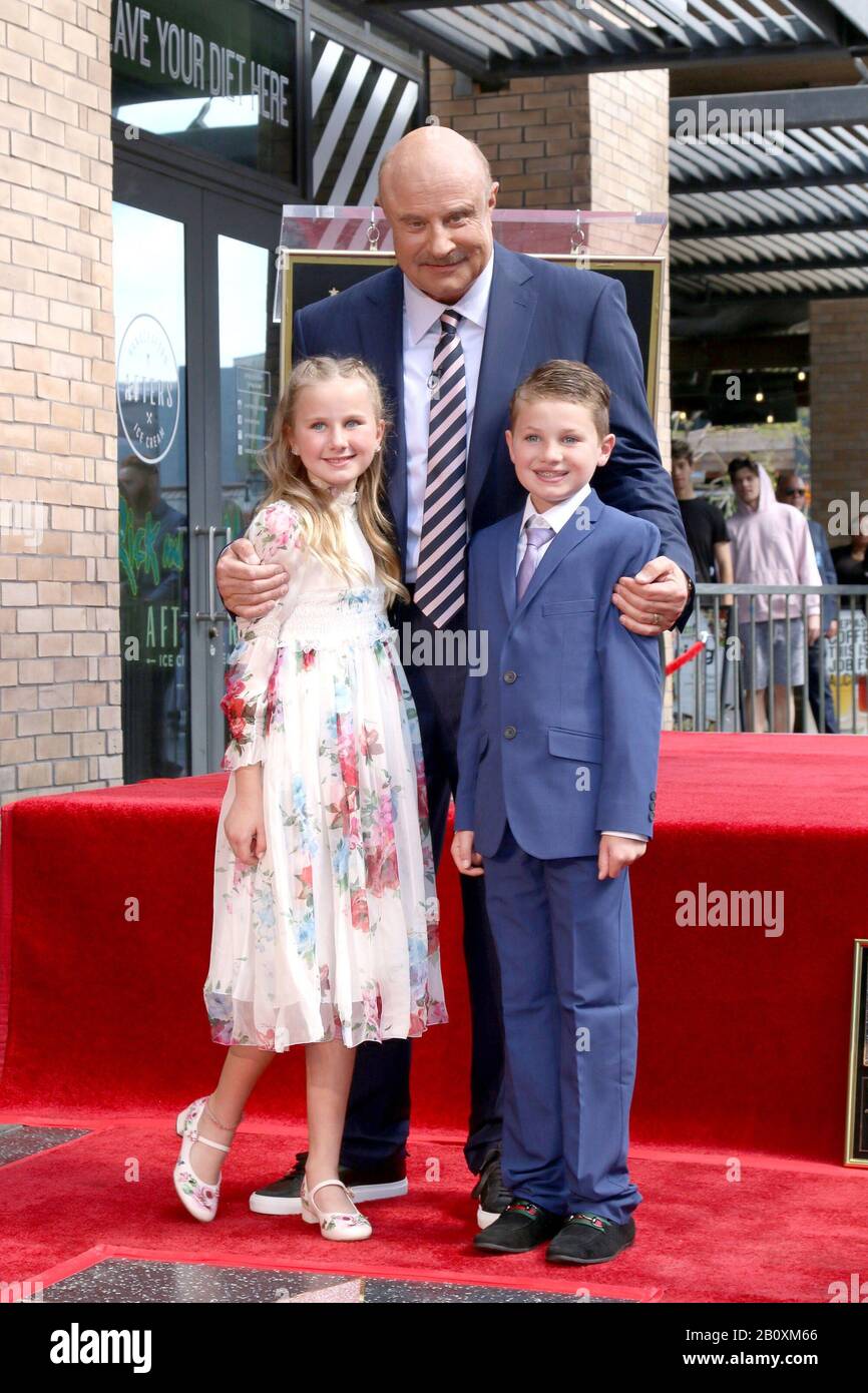 Los Angeles, Californie. 21 février 2020. Avery Elizabeth McGraw, Dr Phil McGraw et Londres Philip McGraw lors de la cérémonie d'initiation de Star on the Hollywood Walk of Fame pour Dr. Phil McGraw, Hollywood Boulevard, Los Angeles, CA 21 février 2020. Crédit: Priscilla Grant/Everett Collection/Alay Live News Banque D'Images
