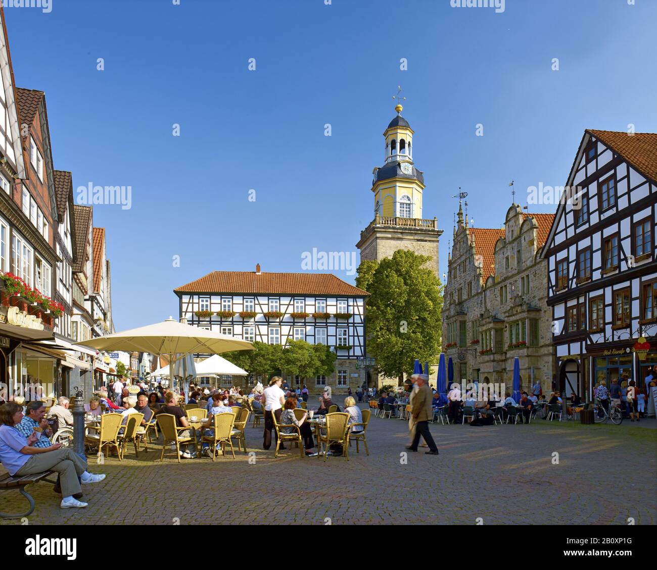 Place du marché avec l'église Saint-Nikolai à Rinteln, Weserbergland, Basse-Saxe, Allemagne, Banque D'Images