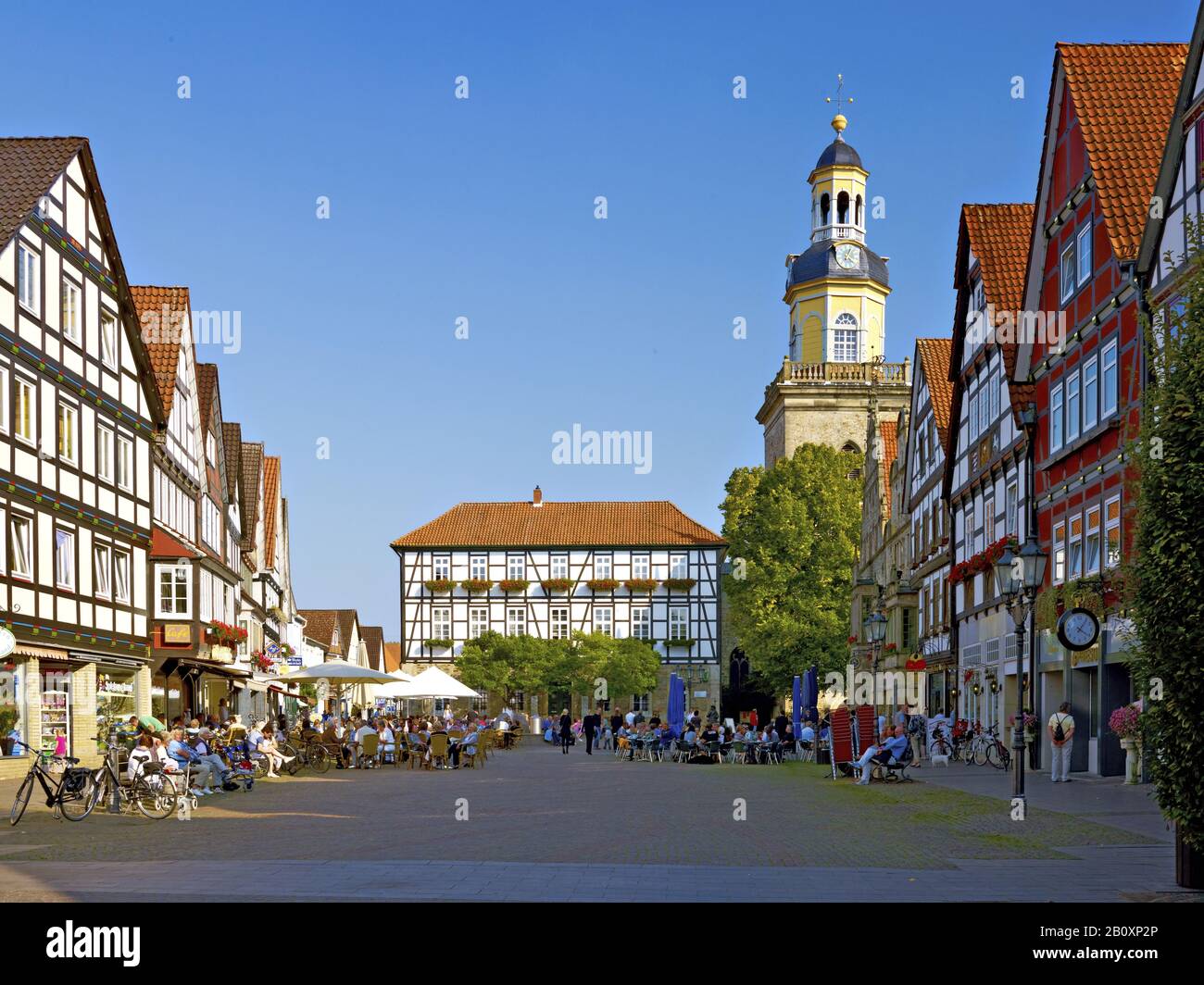 Place du marché avec l'église Saint-Nikolai à Rinteln, Weserbergland, Basse-Saxe, Allemagne, Banque D'Images