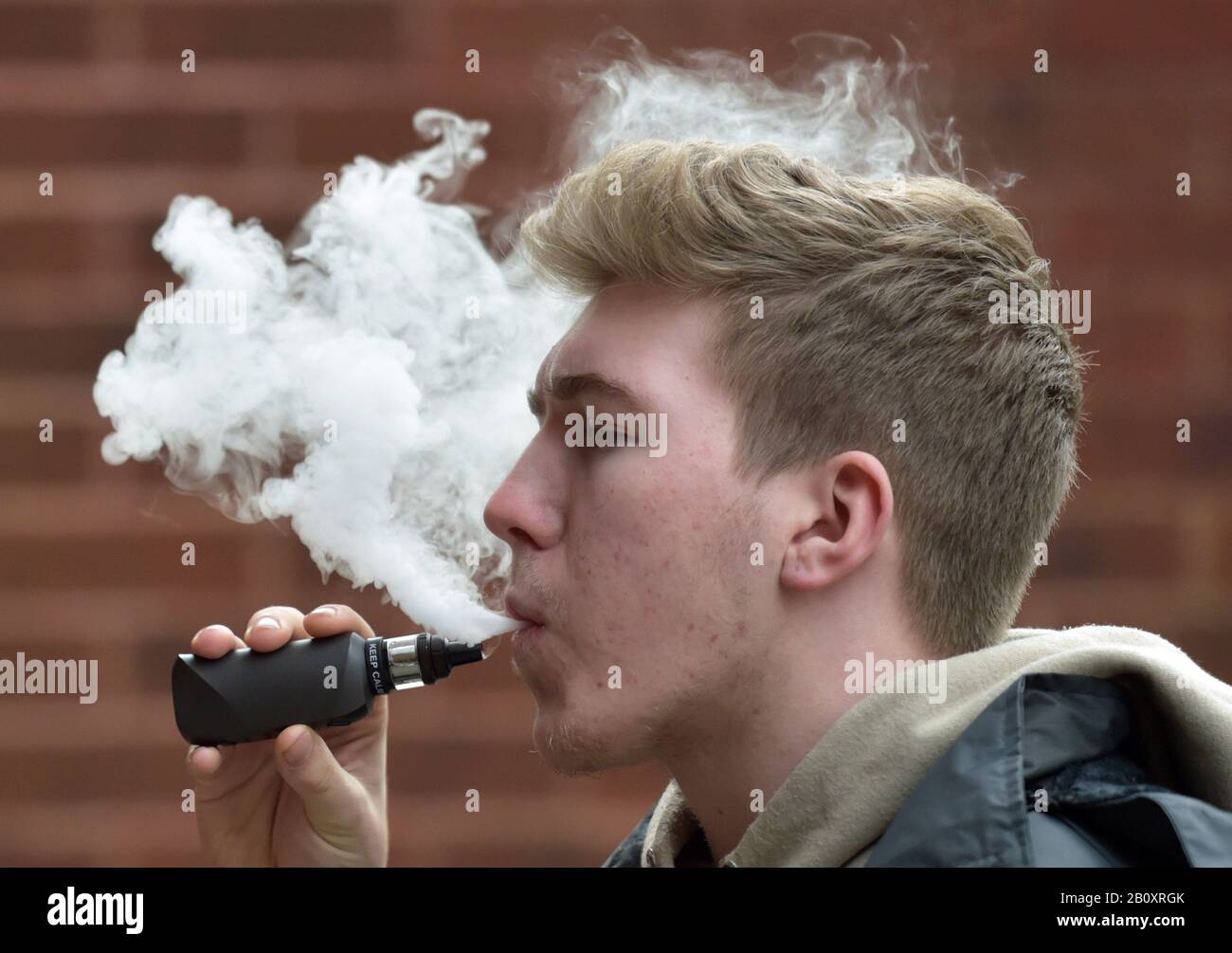 Stock photo d'un homme vaporing. Photo PA. Date De L'Image: Vendredi 21 Février 2020. Crédit photo devrait lire: Nick Ansell/PA Wire Banque D'Images